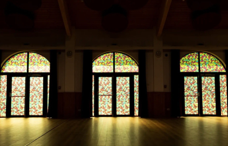 centru-cultural-titu-5-sala-vitralii Centru Cultural Titu - sală cu uși și ferestre arcuite cu vitralii
